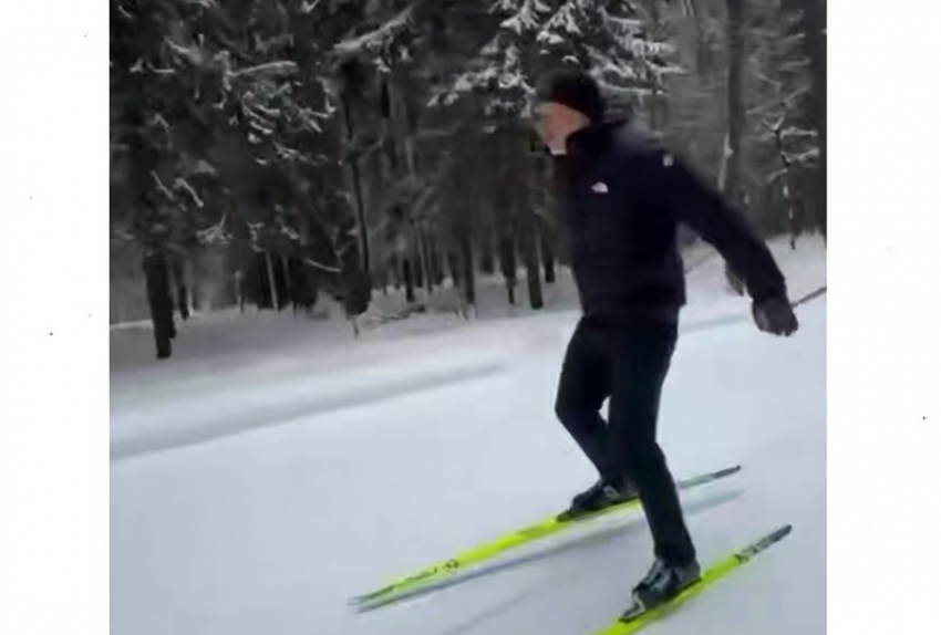 «Зима до мая»: кубанский миллиардер прокатился на лыжах по заснеженному склону