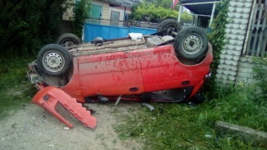  Водитель без прав улетел с дороги и перевернулся в Курганинском районе 