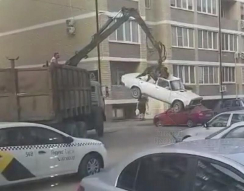 Беспощадный «эвакуатор» раздавил машину в Краснодаре