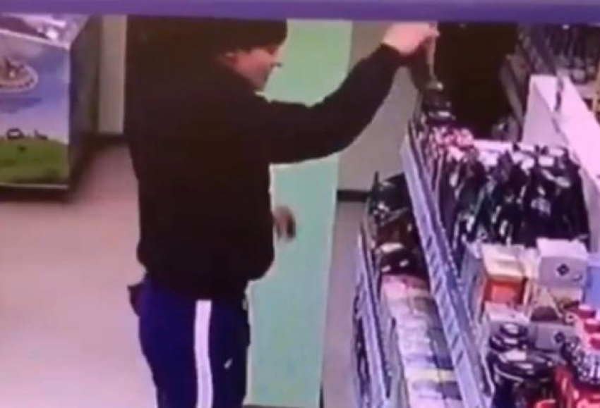 Ворующий кофе из магазина краснодарец попал на видео 