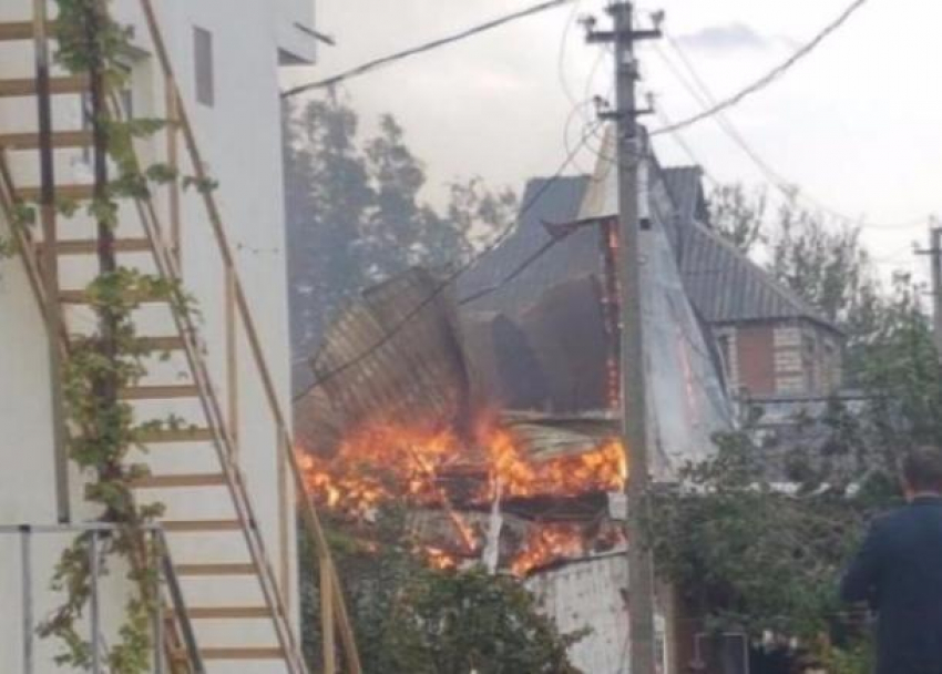 В Краснодаре из-за пожара около Тургеневского моста образовалась пробка
