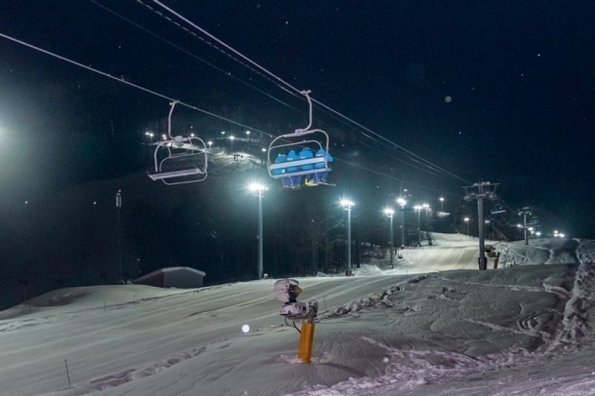 Сочинский курорт разрешил лыжникам кататься вечером в будние дни
