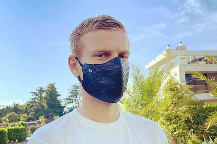 Нападающий ФК «Сочи» Кокорин использует крокодиловую маску для защиты от коронавируса 