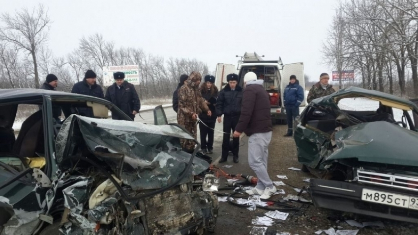 В Тимашевском районе при лобовом столкновении погибли двое