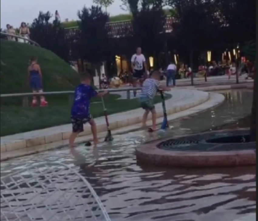 Катающиеся на самокате в фонтане дети возмутили краснодарцев 
