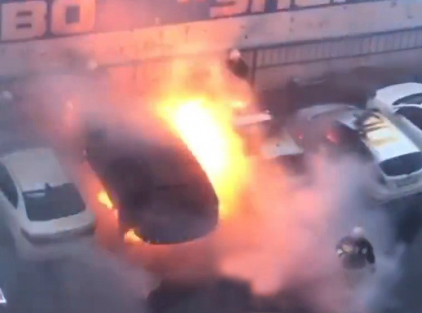 Три автомобиля сгорели у Сенного рынка в Краснодаре