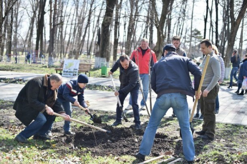  Губернатор Кубани с лопатой в руках навел порядок в Динской 