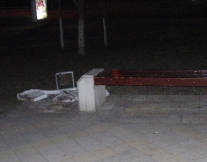 Вандалы устроили погром на центральной аллее Армавира