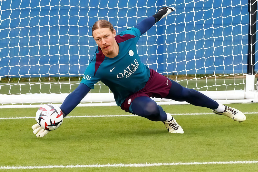 «ПСЖ» проиграл «Челси» в финале, но президент Трамп вручил экс-вратарю «Краснодара» Матвею Сафонову медаль  