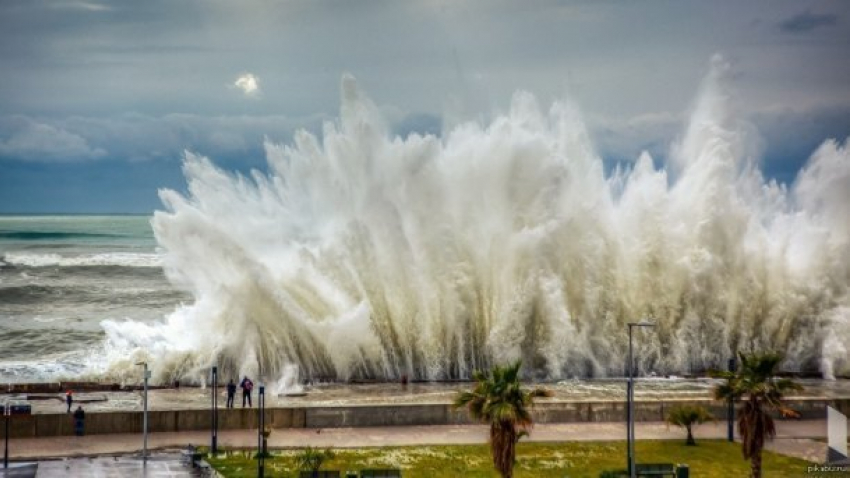 Из-за шторма в Сочи оказались затопленными элитные гостиницы и коттеджи 