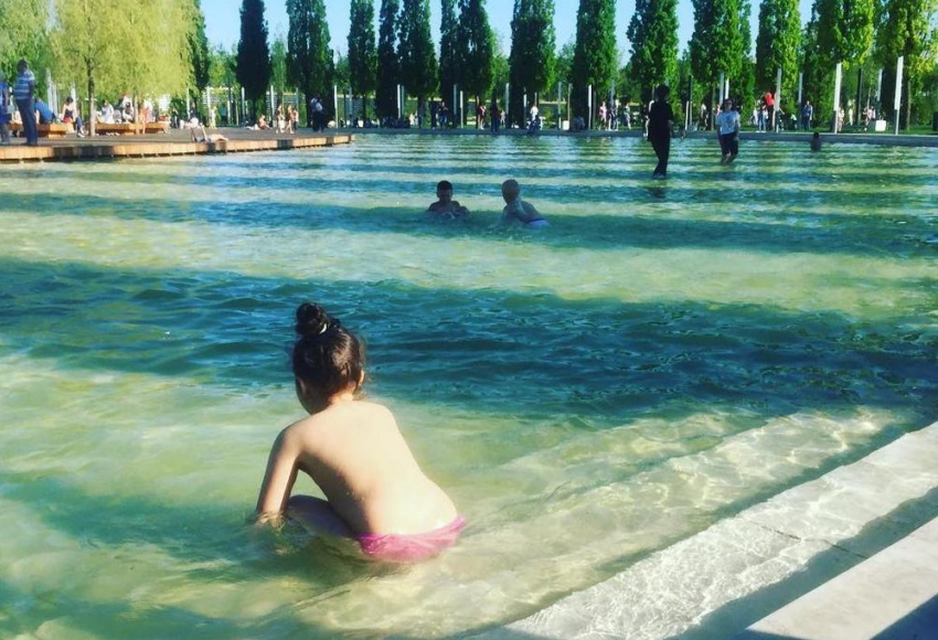 Краснодарцы спасаются от жары в фонтане парка Галицкого