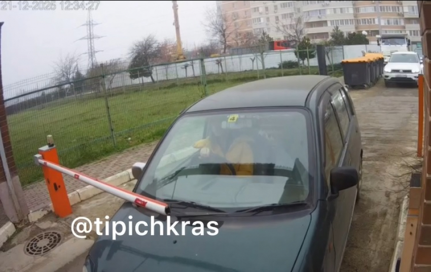 «У меня же время, бонус потеряю»: в Краснодаре курьер протаранила шлагбаум ради заказа
