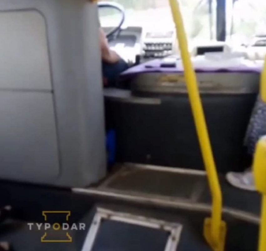 В Краснодаре водителя, нагрубившего пассажирам автобуса, отстранили от работы