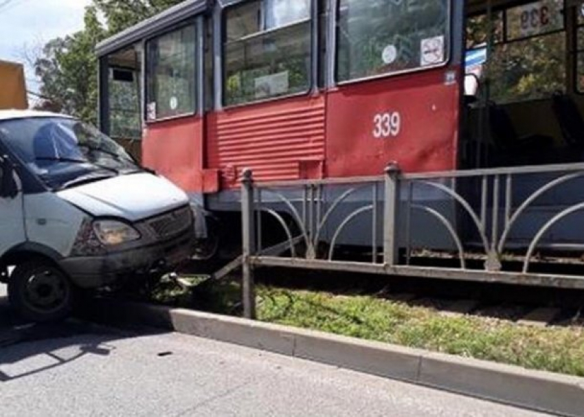  В Краснодаре столкнулись трамвай и «ГАЗель» 