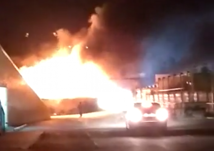  Из-за отключения света в Музыкальном микрорайоне Краснодара сгорели генератор, машина и навес 