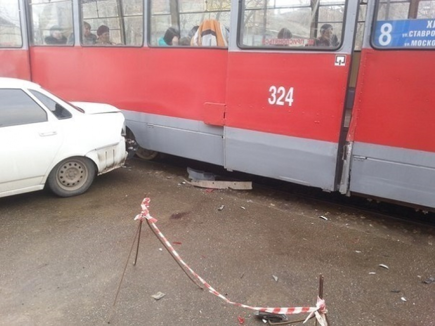  В Краснодаре легковушка врезалась в трамвай 