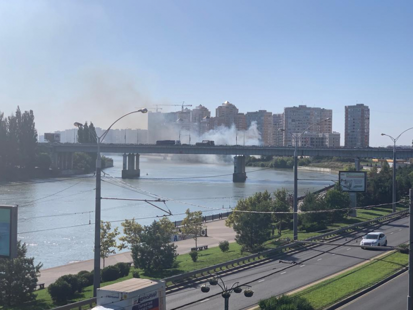 Пожар разгорелся у Тургеневского моста в Краснодаре