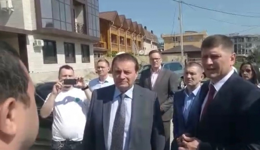 Видео: Владелец самостроя в Сочи нагло признался в мошенничестве Пахомову и Алексеенко