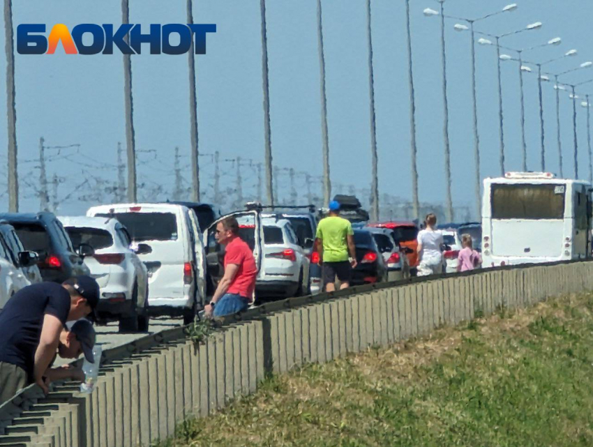 Большие пробки и часы ожидания: туристы в Краснодарском крае стоят в многокилометровых дорожных заторах