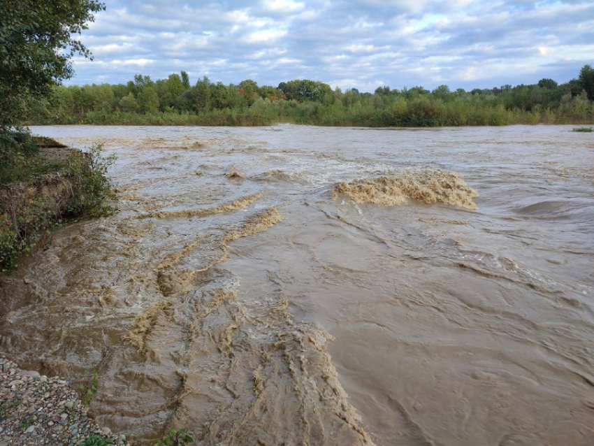 В Краснодарском крае река размыла берег под автодорогой