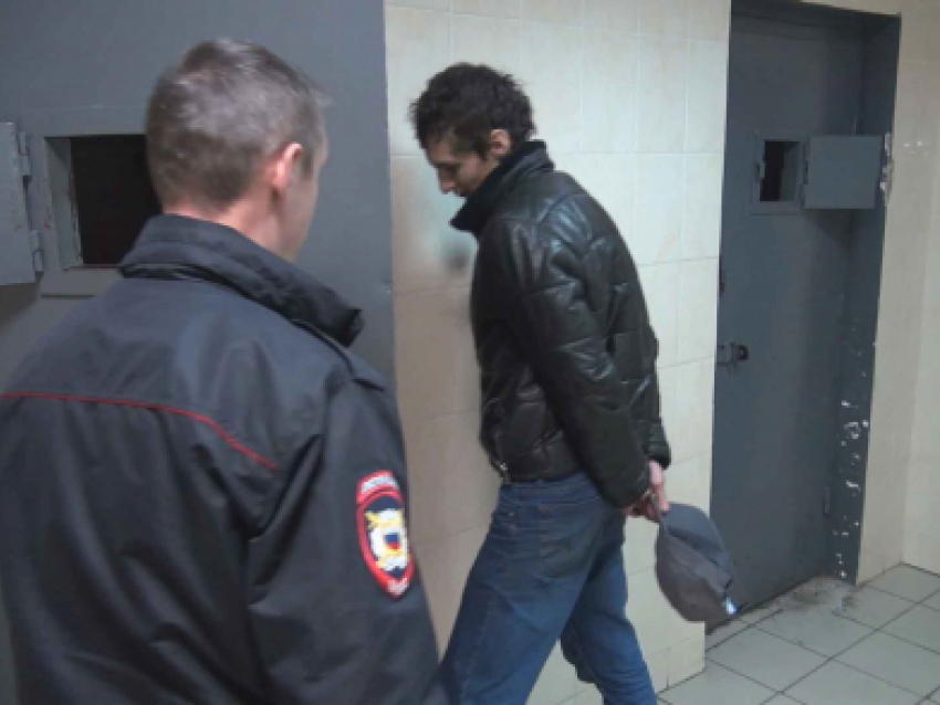 Грабители дважды за 15 секунд напали на свою жертву в Сочи – ЧП сняли на видео