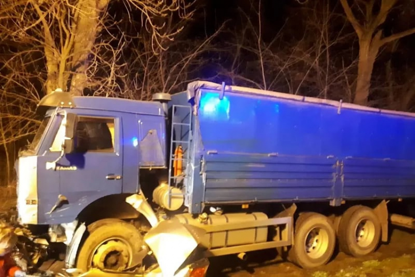 В страшном ДТП с двумя грузовиками на Кубани погибли 20-летние парень и девушка
