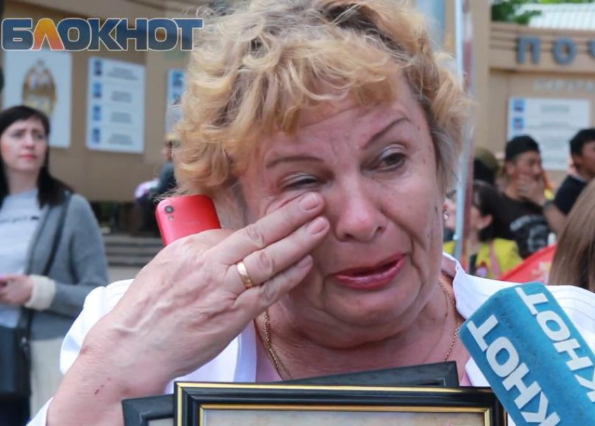 «Живем в прекрасной стране, где помнят наших героев», - участница «Бессмертного полка» в Краснодаре