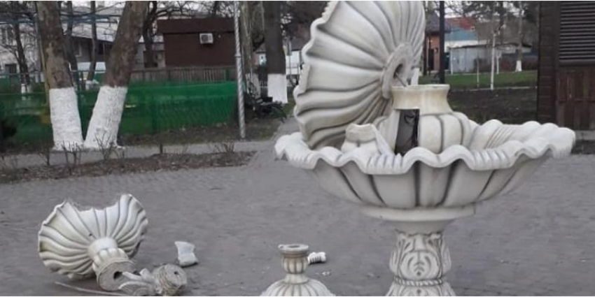 В Краснодарском крае трое подростков разгромили фонтан