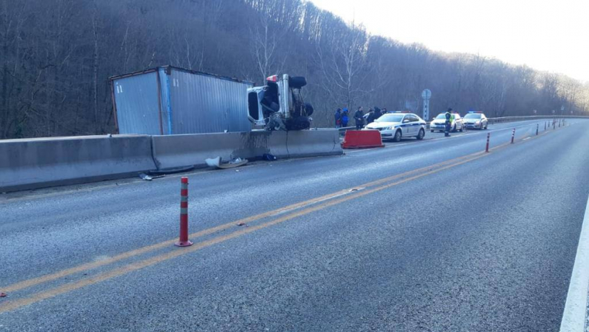 На трассе у Горячего Ключа два человека погибли в смертельном ДТП