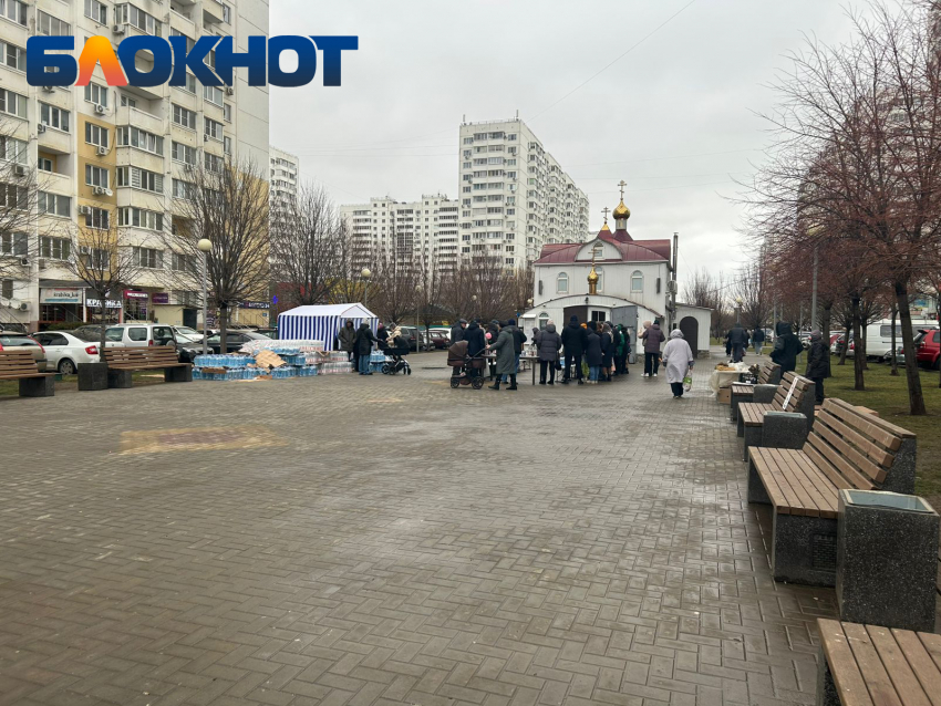 Десятки краснодарцев стоят в очереди за освященной водой у храма в Краснодаре 