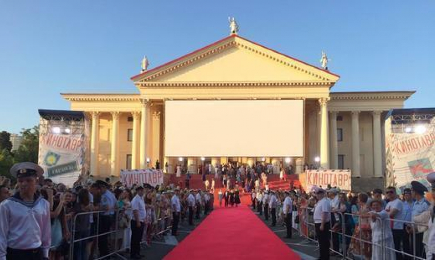  В Зимнем театре Сочи началась церемония закрытия фестиваля «Кинотавр»