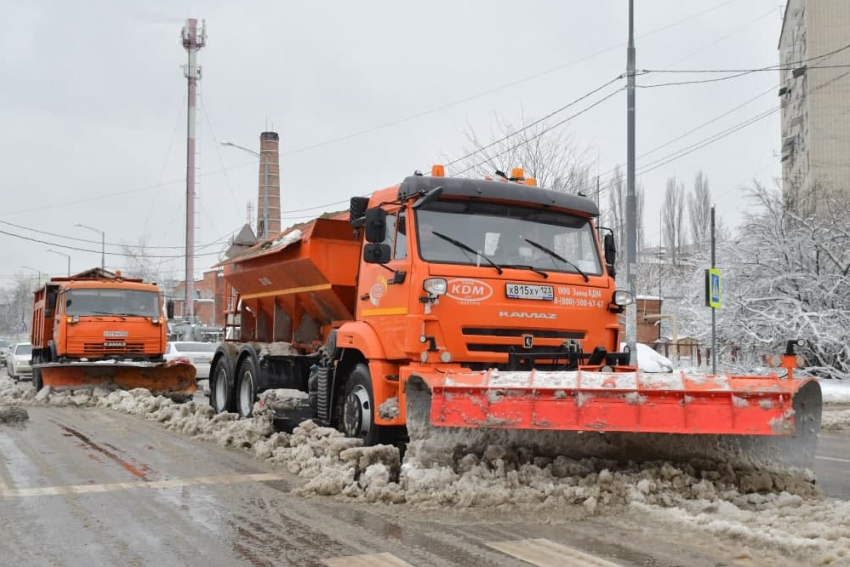 Второстепенные дороги Краснодара пообещали почистить от снега к утру 