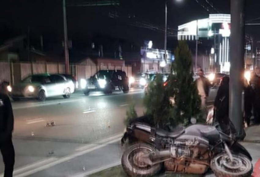 Два мотоцикла и легковушка столкнулись в Краснодаре: есть пострадавшие 