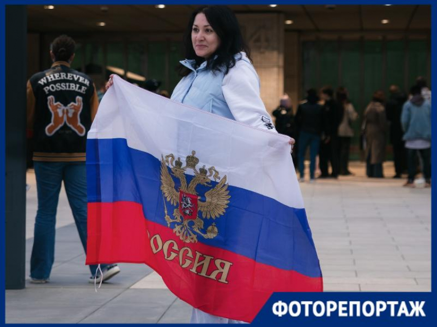 Фанаты с флагами и кричалками пришли посмотреть на победу сборной России в Краснодаре 