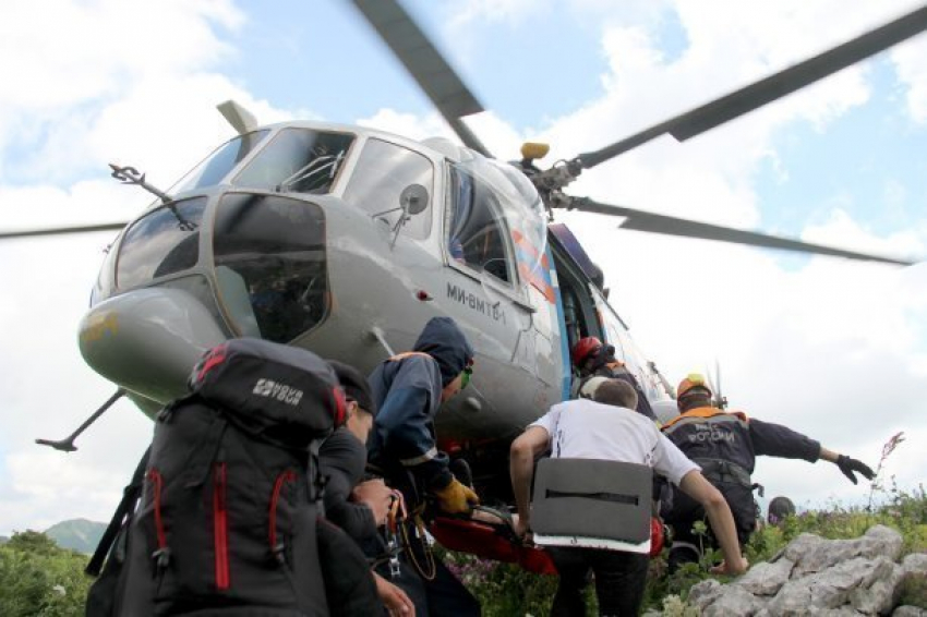 Сочинские спасатели на вертолете сняли туриста с горы 