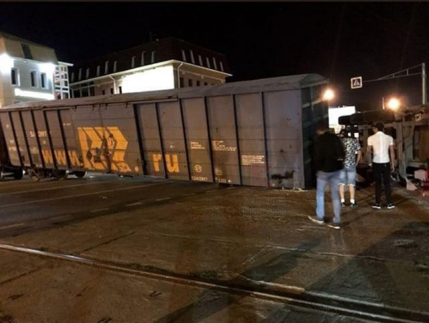 Краснодарскую улицу Уральскую заблокировали из-за ДТП поезда и фуры