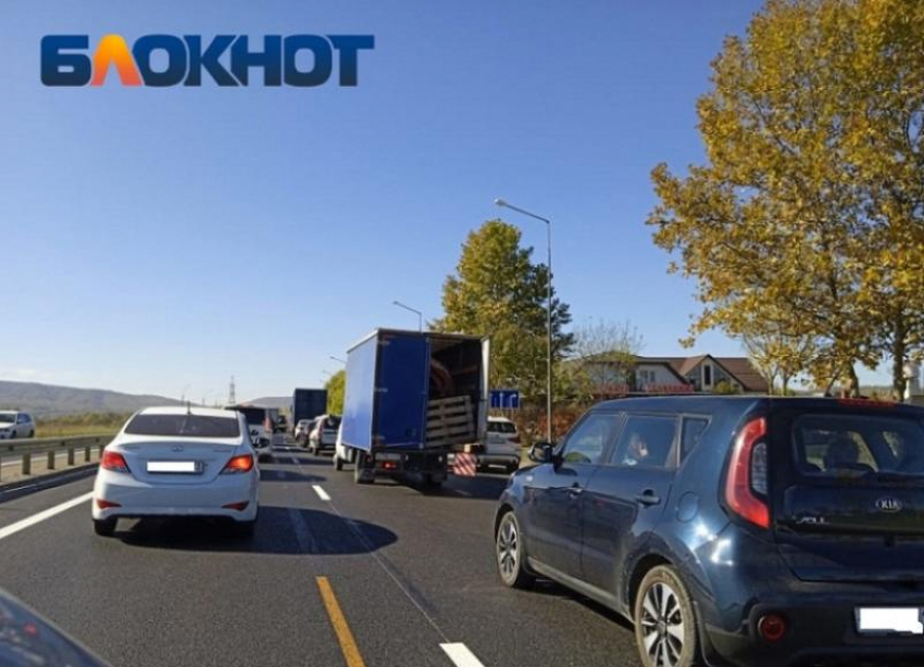 Пробки в 16 километров забили трассу М-4 «Дон» к Черному морю
