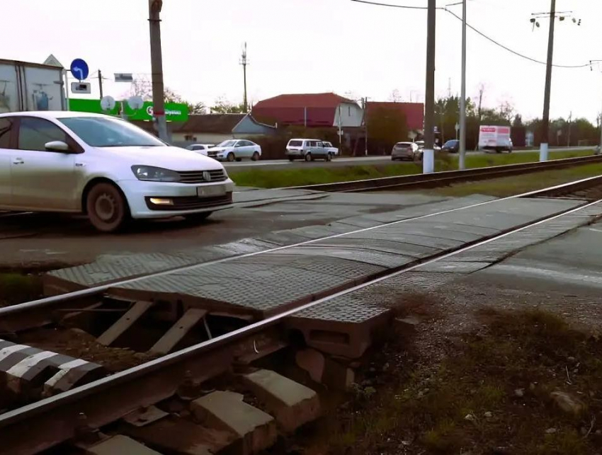 Движение на ж/д переезде в Краснодаре ограничат до самого утра