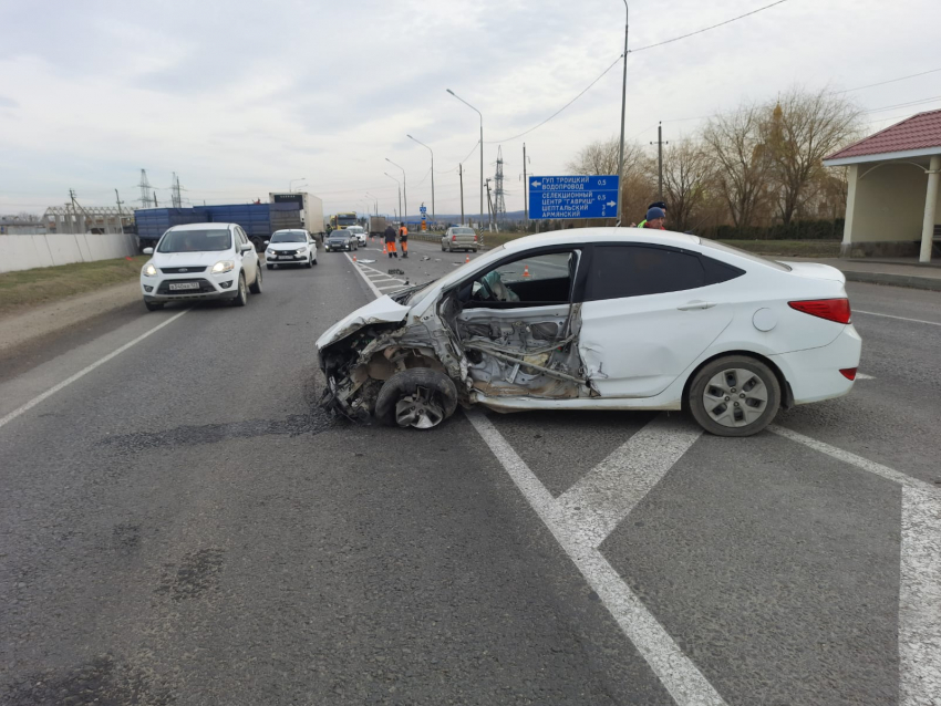 В Краснодарском крае водитель легковушки устроил ДТП с тремя грузовиками