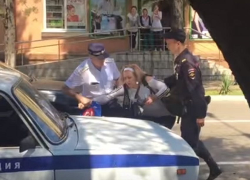 В Туапсе полицейские выкручивали руки беременной женщине