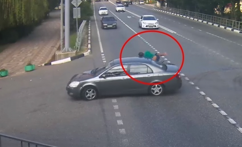 Столкновение иномарки и мопеда на перекрестке в Дагомысе попало на видео