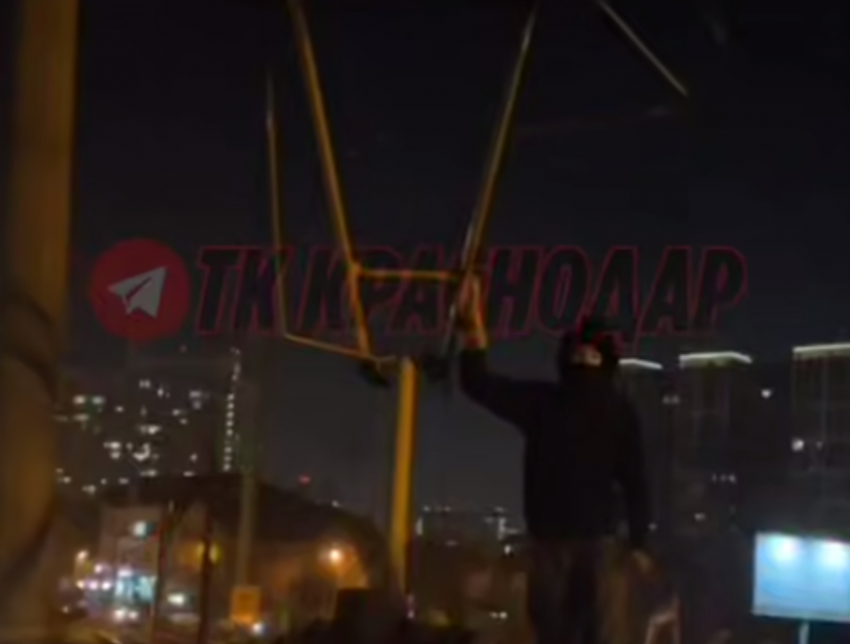 Смертельно опасными поездками на крышах трамваев развлекают себя краснодарцы