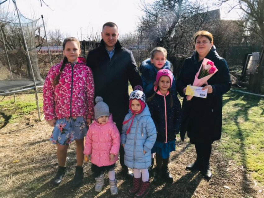 Депутат Гордумы Краснодара Андрей Анашкин поздравил с наступающим 8 марта многодетную мать