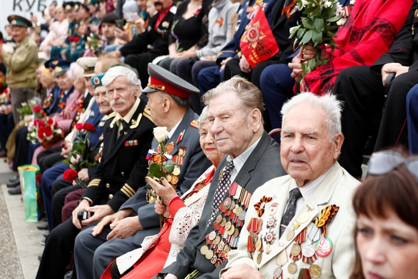  Более 200 ветеранов на Кубани получили по 100 тысяч рублей 