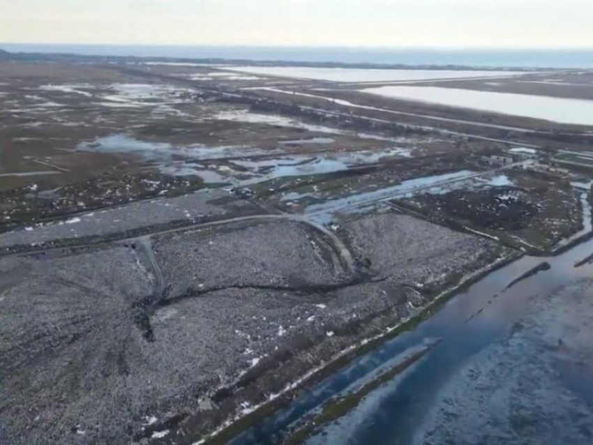 «Никто не знает, работает ли полигон»: мусорный ад в районе Темрюка угрожает Азовскому морю