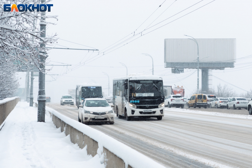 Ветер сносит транспорт, а трассы сковывает гололед: что происходит на дорогах Кубани