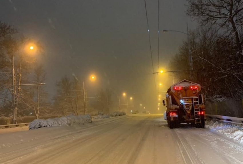Почти 600 человек и 130 спецмашин убирают Краснодар от снега 