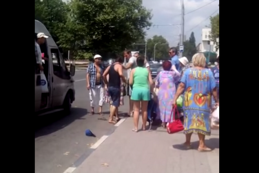 В Новороссийске водитель выгнал из маршрутки ветерана ВОВ, которая не смогла заплатить за проезд