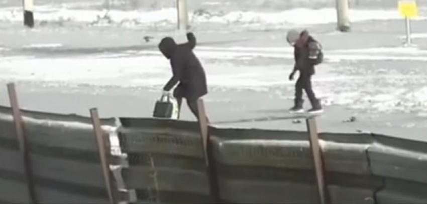 Женщина провалилась под лёд около школы под Краснодаром