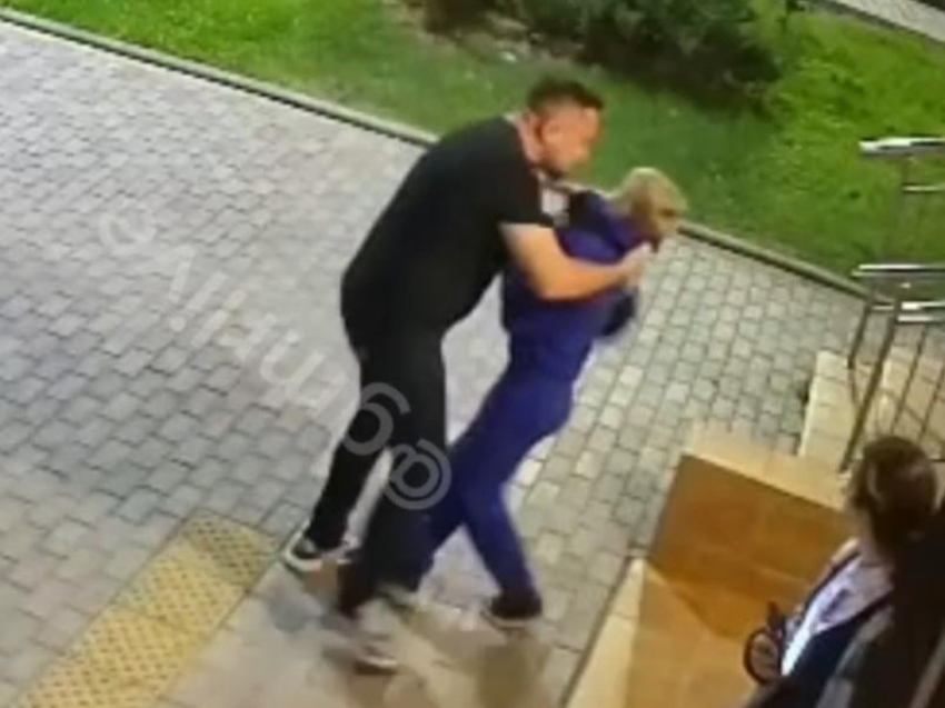 Мужчина жестко проучил 12-летнего мальчика во дворе ГМР